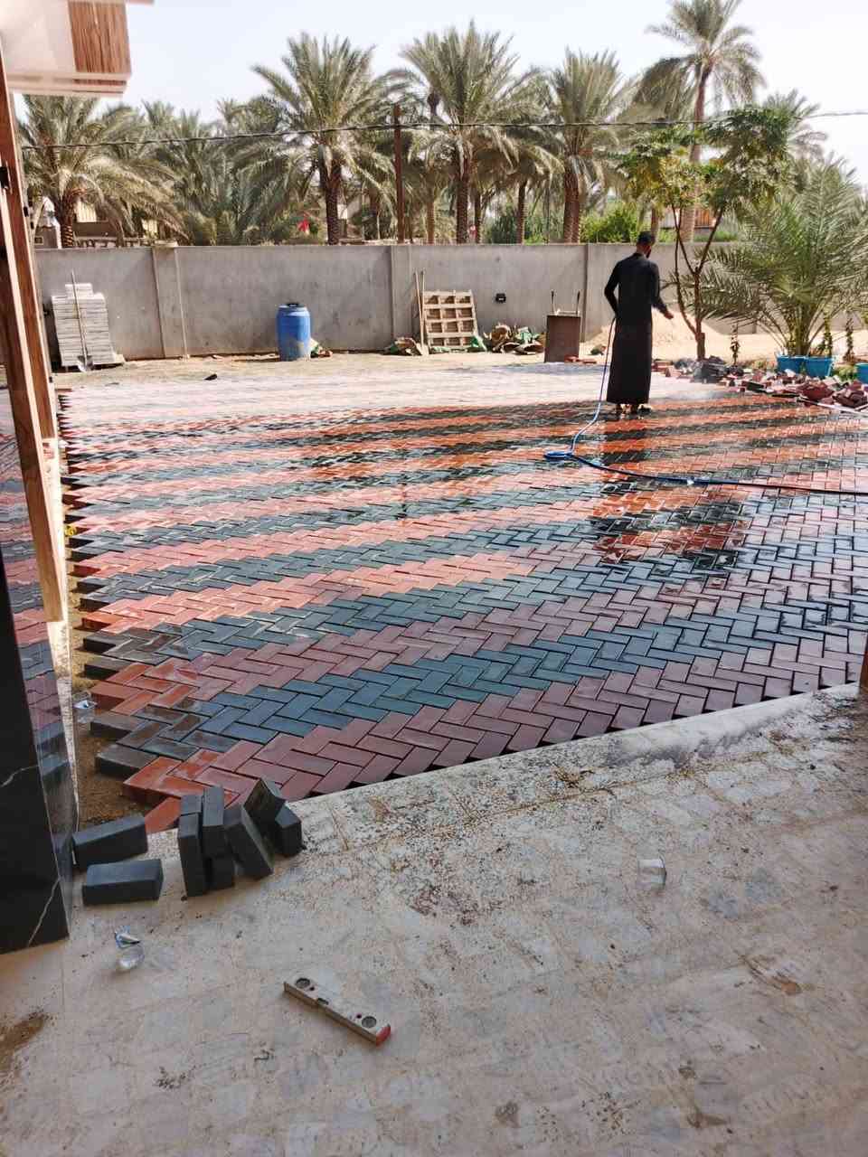 متوفر كادر عمل
نشتغل انواع الارصفه شوارع حدائق مدارس دوائر 

  ونشتغل جميع المحافضات ويوجد كرسته وعمل توصل على ارقم ***********
