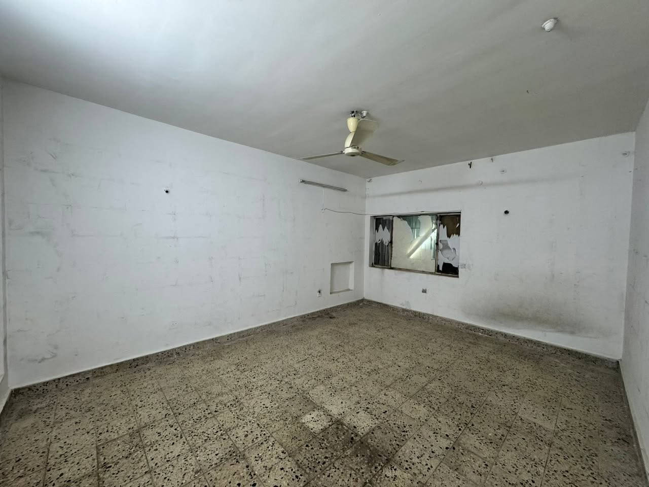 #لـلايـجـار فـي السيـديـة

بيت 530م يحتوي على :
كراج كبير وحديقـة وخمس غرف نوم وصالة وهول ومطبخ وخدمات صحيـة . 
( تجاري / سكني ) . 

📍مربع الاقتصاديين شارع 15م ورصيف 5م .

لـلاستفسار : *********** متوفر واتساب .

بأمكانك عرض عقارك عندنا 
زبائننا الكرام نستقبل كافة عروضكم وطلباتكم 

#مكتب_القيسي_للعقار_والأعمار
شارع المركز مقابل مستلزمات التفاح الاخضر .
