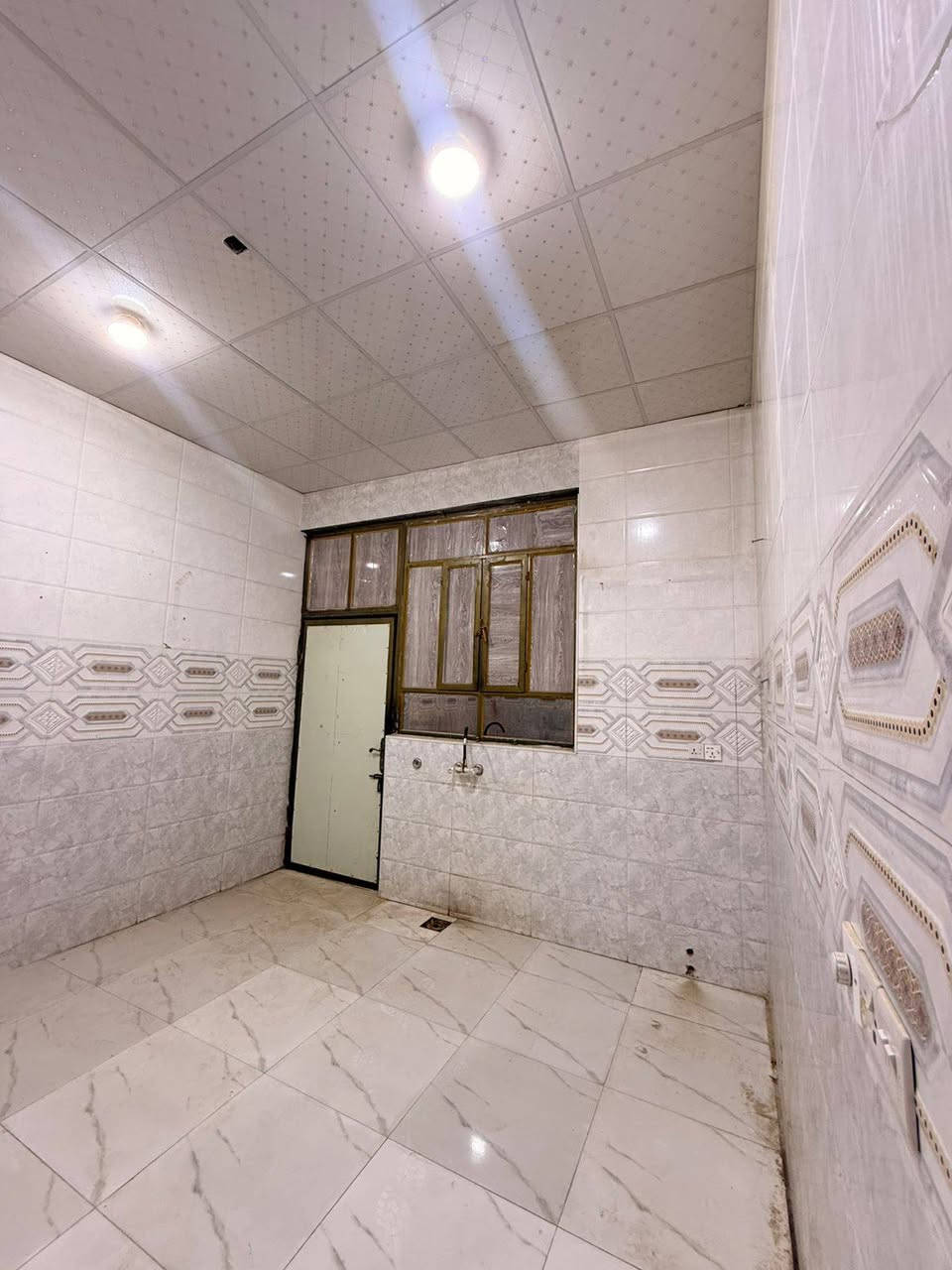 #سلام عليكم وسعد الله أوقاتكم ⁉️👋

#دار سكن للبيع طابقين 🏬 

#المساحه 200 متر بناء حديث 
فارغ و جاهز للسكن 

#يحتوي الطابق لأرضي على غرفتين نوم 
و ديوان و صالة و مناور 
و مطبخ و صحيات داخلي و خارجي 
و كراج سياره 
و حديقه 

#الطابق العلوي يحتوي على غرفتين نوم المجموع ٤ غرف 
و صاله و صحيات و صطح مال بيت 

طابو صرف زراعي بأسم عراقي سند ٢٥ اصولي 

#جميع الخدمات متوفره ثالث بيت عن شارع التبليط 
البيت على شارع 10 متر 
العنوان ببو الخصيب منطقه حي العسكري 
منطقه كلش مرتبه 
و هدوء

سعر البيت 135 و بي مجال 
للاستفسار
***********📞
