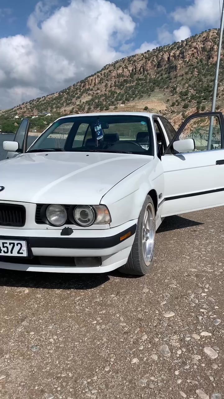 BMW موديل94
السيارة نظيفة بيها صبغ قليل جدا ( مو صبغ عام ) 

520 محرك صقر28 تك فانوس 

كير عادي
مواصفات نص فول 
تبريد ثلج ❄️ 

داخلها نظيف جدا 

ويل m 

تخم تايرات كوري جديد 

السيارة رقمها اربيل وبأسمي 

محرك وكير وكهربائيات بشرط نظيفة جدا 

السعر 63 ورقة وبي مجال بسيط

السيارة موجودة في السليمانية 

التواصل *********** وبي واتساب
