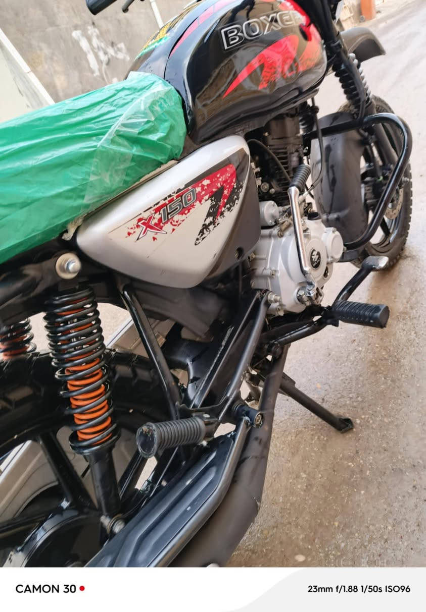 سلام عليكم دراجه بوكسر موديل ٢٣ مرقم سنويه ولوحه نازله بل ٢٠٢٤  بغداد تحويل بنفس اليوم دراجه مكفوله من الشخط مابيه اي نقص جديده بمعنئ الكلمه الشراي يتصل *********** مكاني ديالئ بعقوبه
