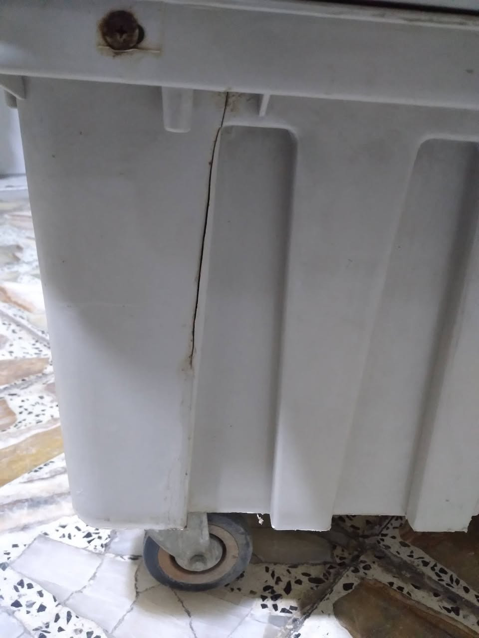 مبرده حجم ٧٥  بيها الحوض فطر واصل نص الحوض موضح في الصوره  والسويج  درجات يتبدل سعره ١٠ الف شغاله ٣ سرع تجي تفحص  السعر ٢٧٥ بغداد الزعفرانيه *********** بي واتساب
