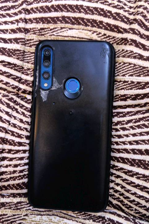 المكان الدورة شارع 60 قرب اسواق النورس 
الموبايل كلش حلو وميشكل 30 فريم وتصويره حلو والشحن يطول ما  يقارب 10 ساعات اذا بس تتصفح واي تقطيع ماكو بس البورد مضروب
