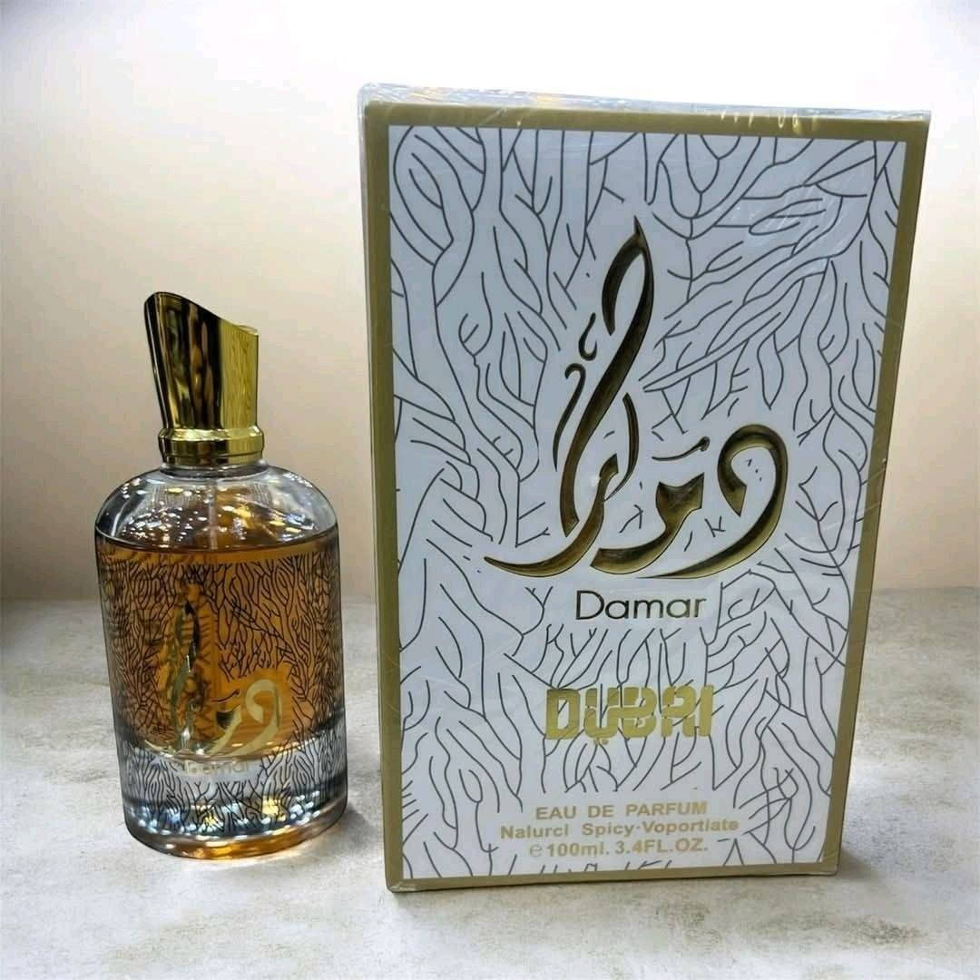 ✨ عطر الجسمي دمار (Damar) هو عطر شرقي-خشبي فاخر للجنسين بتركيبة مركزة من نوع أو دي بارفيوم  ، ويتميّز بطابع دافئ وحلو مع لمسات قهوة وفانيليا وخشب، ما يجعله مناسبًا للمساء والمناسبات والأجواء المعتدلة والباردة.
تجربة عطرية تأخذك إلى عالم من الفخامة والجاذبية منذ الرشة الأولى.افتتاحية ساحرة تمتزج فيها القهوة الغنية مع اللوز والبرغموت والليمون لتمنحك إحساساً بالحيوية والتميز، ثم يكشف قلب العطر عن تناغم راقٍ من الياسمين السامباك وزهر البرتقال والسوسن والورد البلغاري ليضيف لمسة أنيقة وناعمة تخطف الانتباه.

أما القاعدة العطرية فهي الحكاية الأجمل… مزيج دافئ وآسر من الفانيليا والكاكاو وخشب الصندل والتونكا والمسك والعنبر مع لمسات القرفة والباتشولي، ليمنحك ثباتاً يدوم وفوحاناً يترك أثراً لا يُنسى.

دمار ليس مجرد عطر… بل حضور فاخر، وشخصية تُحكى بالرائحة، وأناقة تسبق كلماتك أينما ذهبت. ✨🖤
#الاصلي المنشأ خليجي الامارات

🚘 يوجد خدمة توصيل لجميع محافظات العراق  🚘
✨ عطر الجسمي دمار (Damar) هو عطر شرقي-خشبي فاخر للجنسين بتركيبة مركزة من نوع أو دي بارفيوم  ، ويتميّز بطابع دافئ وحلو مع لمسات قهوة وفانيليا وخشب، ما يجعله مناسبًا للمساء والمناسبات والأجواء المعتدلة والباردة.


**إذا كنت صاحب هذا الإعلان وتريد حذفه لأي سبب، رجاءا أرسل رسالة إلى الدعم الفني**