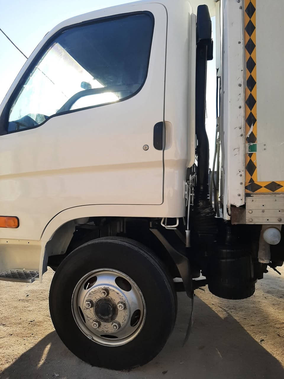 هونداي براد موديل 2012، سنويه مامنتهيه طول البراد 6 متر قماره جديدة، قماره مصبوغه لان جبناها غير لون محرك كنتر بيه قليل كلش قليل بخار راعيها موجود يريد تحويل رقم بصره السعر 130 وبيها مجال عنوان البصره ***********
