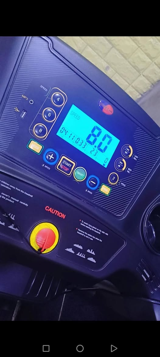 السلام عليكم
جهاز جري للبيع مستعمل كلش قليل 
وكلش نظيف اخو الجديد 
الاصلي من شركة هاوس جيم 
يتحمل وزن 120 وسرعاته عاليه قويه 
بي هزاز 
غير جبلي 
السعر 270 الف  .. لايوجد توصيل 
مكاني بغداد الشعب الصحه 
للاستفسار خاص او اتصال ***********
