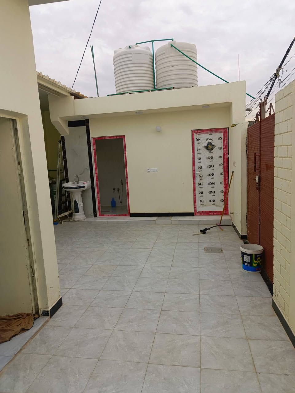 بيت للبيع مع الاثاث 
مجمع الاخمستالف سكف سندويج سند حكومي كفالة *********** مساحه 150 متر
