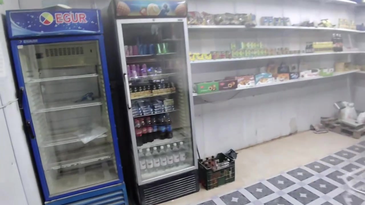 سلام عليكم محل اسواق للبيع كرفان متحرك سندويج ابيع شلع الكرفان والمسواك برادات ثنين واحد شغال واحد عاطل ومااعرف شنو عطله طول 6 امتار وعرض 3 امتار ومطريه طالعه متر الواجهيه عله كبر ال6 متر جام حديد العلامه موجود ومشدود وكامل فقط الاقماش مامشدود المحل جاهز مكانه كربلاء الرابط سيطرة الابراهيمه للاستفسار ***********
