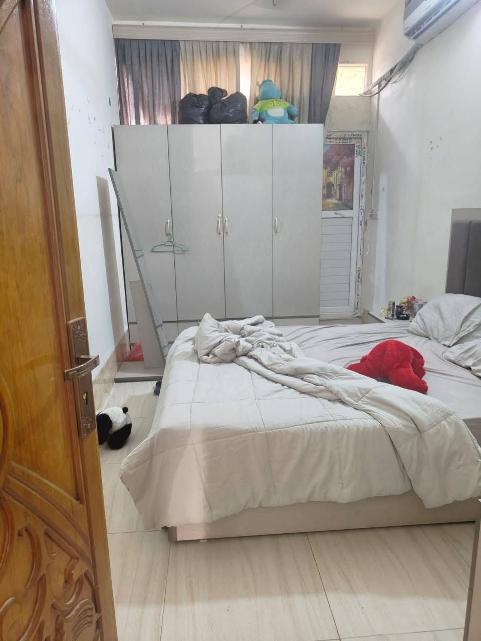 يالله اللهم صلى على محمد وال محمد بيت للبيع مساحته 100 متر طابقين سند 25 يحتوي على غرفتين نوم بناء حديث درجه اوله طابوك صب مسلح كامل هوه واثاثه كافه الخدمات موجوده ماعدى التبليط العنوان كربلاء طويريج شارع اربعين للاستفسار *********** عقارات تاج القمه شارع اربعين مقابيل الطابو السعر 75 مليون
