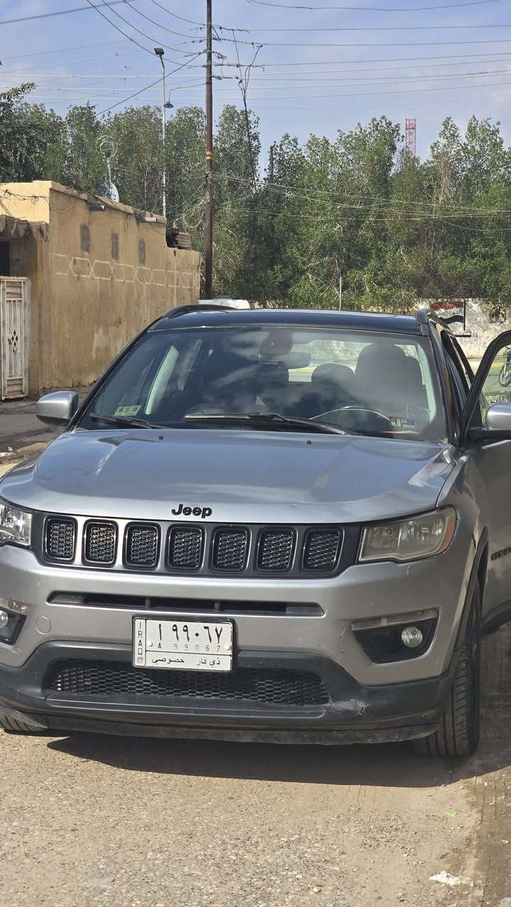 جيب كومباس 2019 - فئة Black Top (فول مواصفات)
السيارة نظيفة جداً وجاهزة للاستخدام، ومواصفاتها مميزة لهواة الفخامة والرياضية.
​📋 التفاصيل العامة:
• ​الموديل: 2019.
• ​الفئة: بلاك توب (Black Top) أصل - القمارة لون أسود بلادي.
• ​الممشى: 56 ألف ميل (ما يعادل 91 ألف كيلو متر).
• ​الرقم: ذي قار (مشروع وطني)، السنوية باسمي والتحويل ثاني يوم.
السياره مبدل كير تفصيخ جديد 
​✨ المواصفات العالية (Full Options):
• ​بانوراما 
• ​بصمة تشغيل + خاصية التشغيل عن بعد.
• ​التبريد: تبريد قطعتين (ثلج) شغال .
• ​شاشه  بنظام أندرويد + كاميرا .
• ​المقصورة: داخلية جلد مميزة (أسود وتطريز أحمر) بحالة الوكالة.
• ​الأداء: حدادية جديدة بالكامل.
​🛠️ حالة البدي (الضرر):
​السيارة فيها ضرر بسيط  والضرر خارجي فقط؛ السيارة بدون أي "دواخل" نهائياً، والشواصي واللغدات سليمة 100%.
​📍 الموقع: ذي قار الناصريه
📞 للتواصل والاستفسار: ***********
