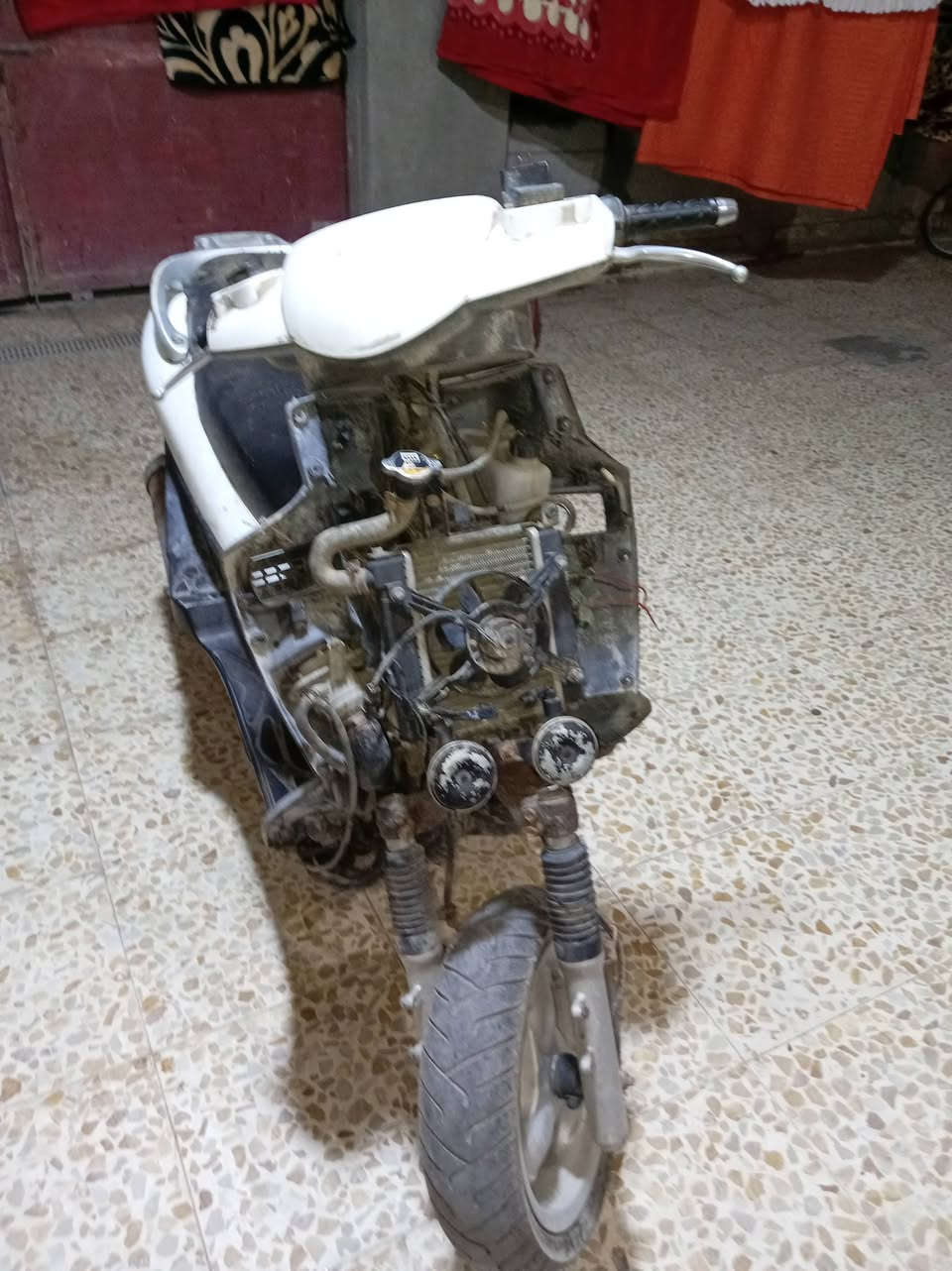 السلام عليكم كامكو بوليسي دراجه على هاي الوضعيه للبيع نقص باتري شغاله وجاهزه مكينه خير من الله  ومال استخدام يومي 300 وبيه مجال ***********
