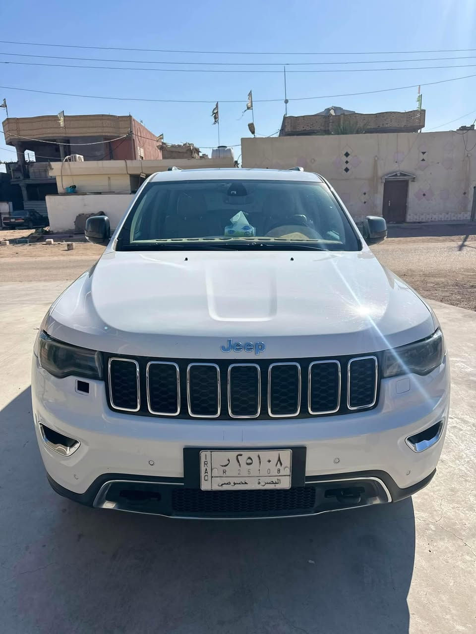 جيب كراند شيروكي لمتد بلاس 3 شاشات اعله فئة
الموديل : 2018 . (خليجي) . 
المحرك : V6.  3.6L 
* المواصفات
* دفع رباعي 4x4 . 
* المقاعد جلد بيجي . 
* المقاعد الأمامية كهربائية .
* ذاكرة لحفظ وضعيات الجلوس . 
* المقاعد الأمامية تبريد و تدفئة . 
* المقاعد الخلفية مع تدفئة . 
* ويل قياس 20 .
* مقود السائق كهربائي . 
*هيتر بل مري 
* تدفئة ستيرن . 
* سقف بانوراما .
* شاشه 8.4 انج .
* نظام الملاحة (GPS) . 
* نظام خاص للطرق الوعرة . 
* مصابيح امامية زنون . 
* المصابيح الأمامية مع LED لايت . 
* كشافات الضباب زنون . 
* تشغيل عن بعد .
* صندوق كهربائي .
*  حساسات أمامية . 
*  حساسات خلفية .
* كاميرا خلفية .
* بخاخ ماء لتنظيف المصابيح الامامية .
* مرايا بخاصية التعتيم الذاتي . 
* مرايا جانبية قابلة للطي كهربائيا . 
* بلوتوث تلفون . 
* محدد سرعة . 
* نظام تشغيل واطفاء اوتماتيكي للمحرك للتوفير من صرف الوقود .
* نظام اوتو بريك . 
السياره مابيه نقص برغي 
السياره نظيفة جدا 
مكان السياره البصره
رقم بصره بئسمي تحويل ثاني يوم
سنويه 2027 تنتهي
السعر 225
لاستفسار
***********

