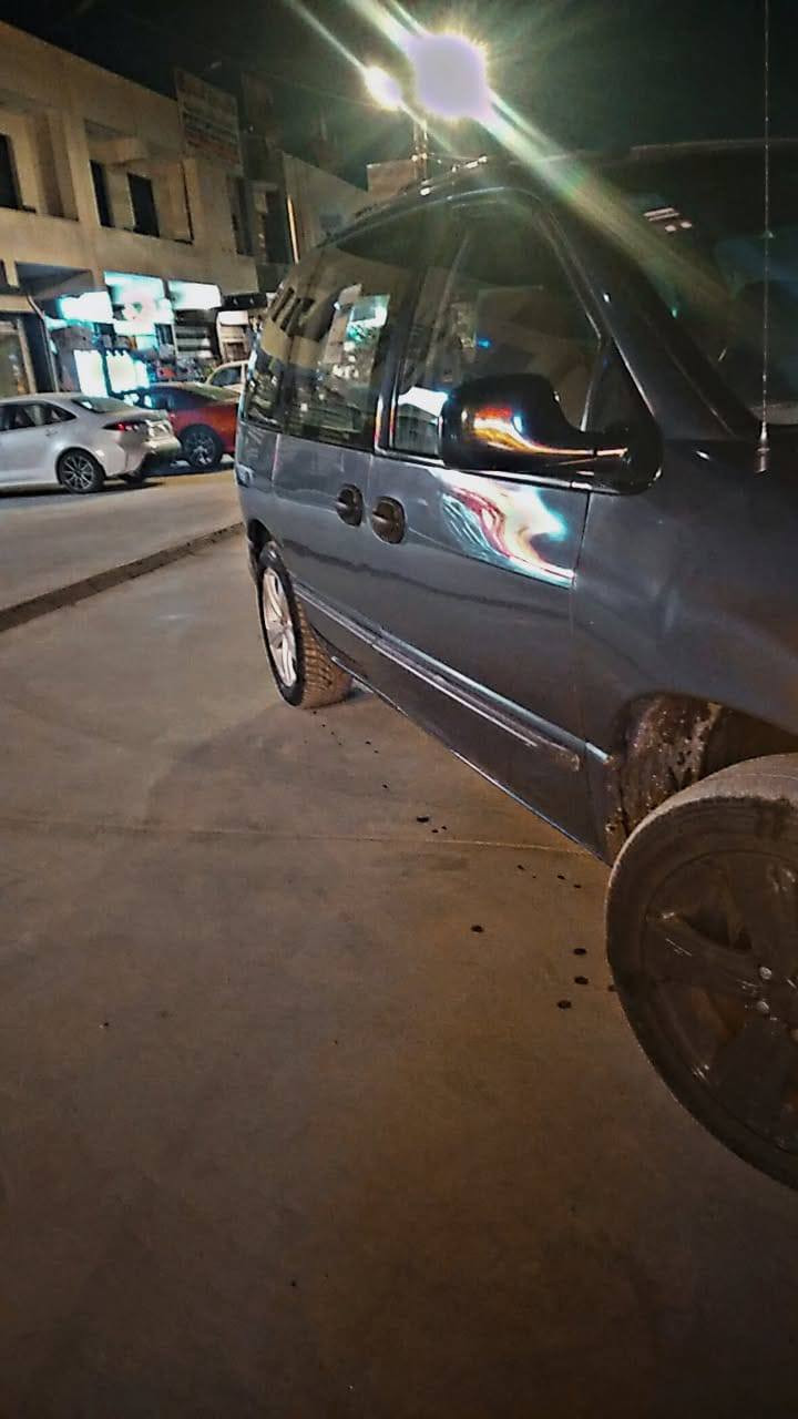 السلام عليكم من رخصة الادمن دوج كرفان موديل 1996 رقم بغداد السنوية 28 بأسمي سيارة خير من الله مال جناي كير ومكينة جدد بلاديات تبريد شغال كهربائيات كلها شغالة دواخل كلها جدد باتري وفيت بم جدد السيارة احلا من الصورة بس الصدر الامامي نص عمر المكان بغداد السعر 53 بيها مجال قليل حك الجية   ***********
