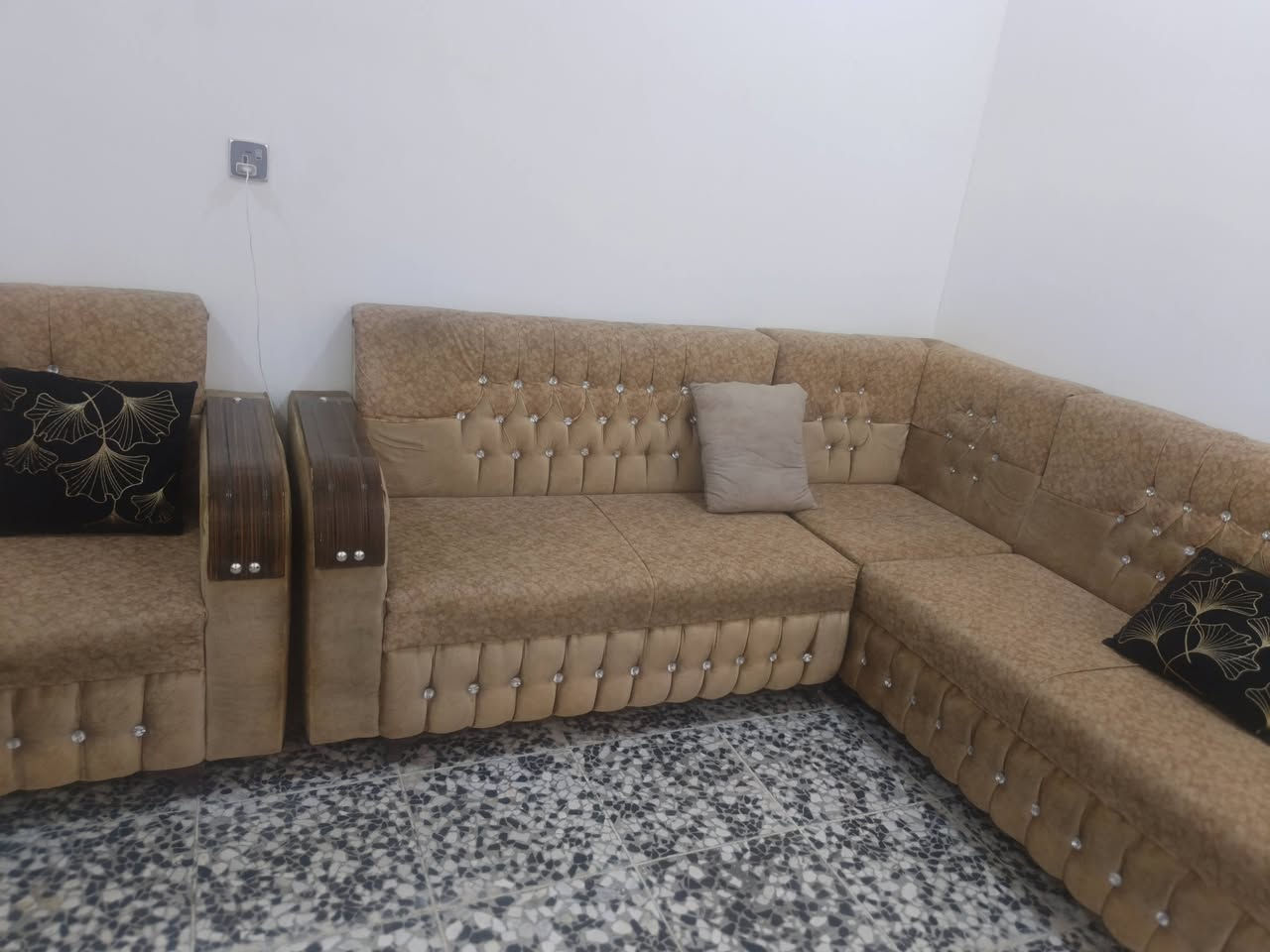 السلام عليكم تخم تسكام للبيع مسكمة بمليونين محتاج وريد ابيع بمليون وبي مجال حك الجية الشراي يتصل 
***********

