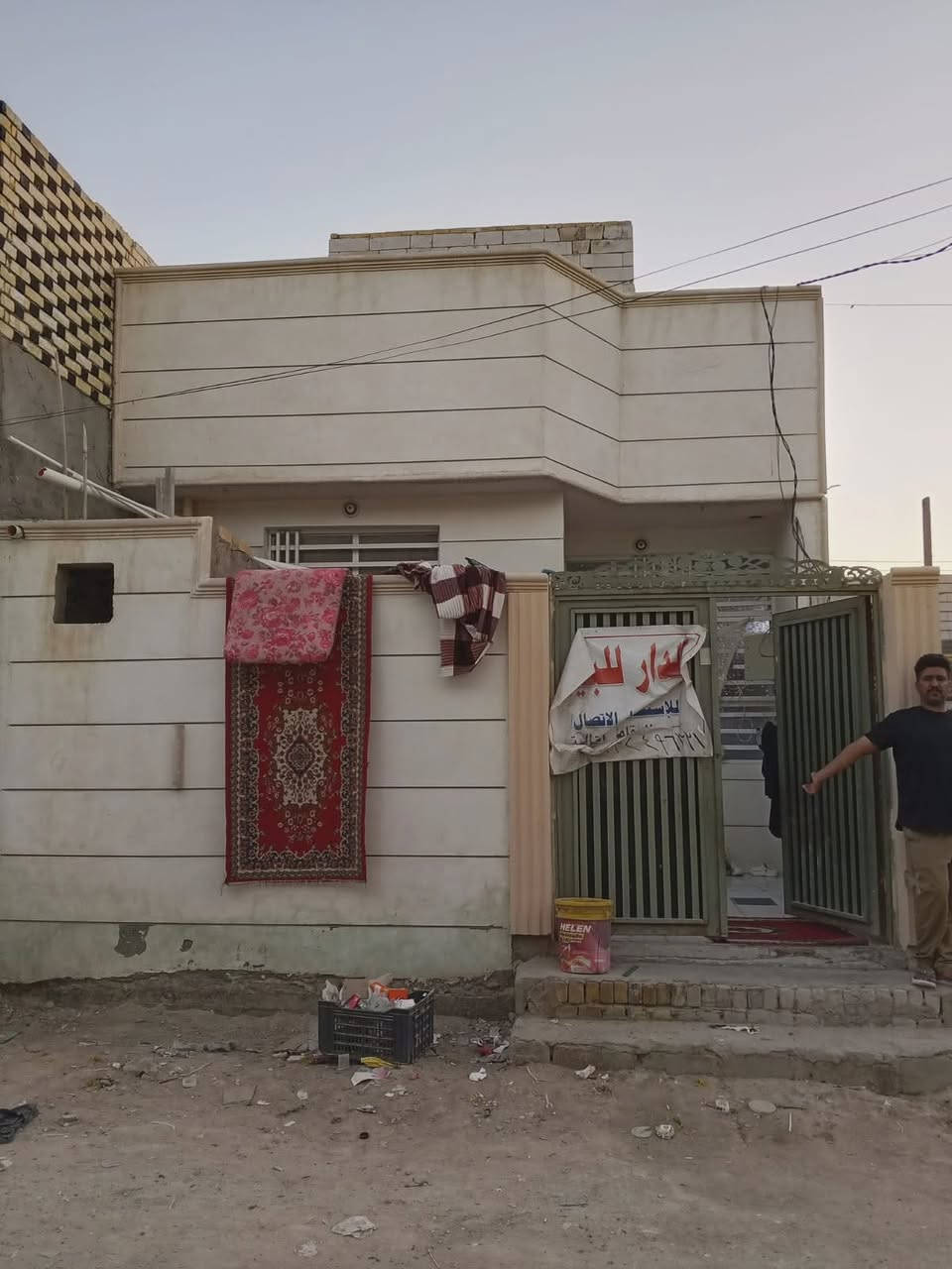 السلام عليكم الدار للبيع شارع المطار القديم كوفه شارع المعمل البيت مساحته 100 متر طابقين السعر 48 وبي مجال الاستفسار على هذا الرقم واتساب وخط ***********
