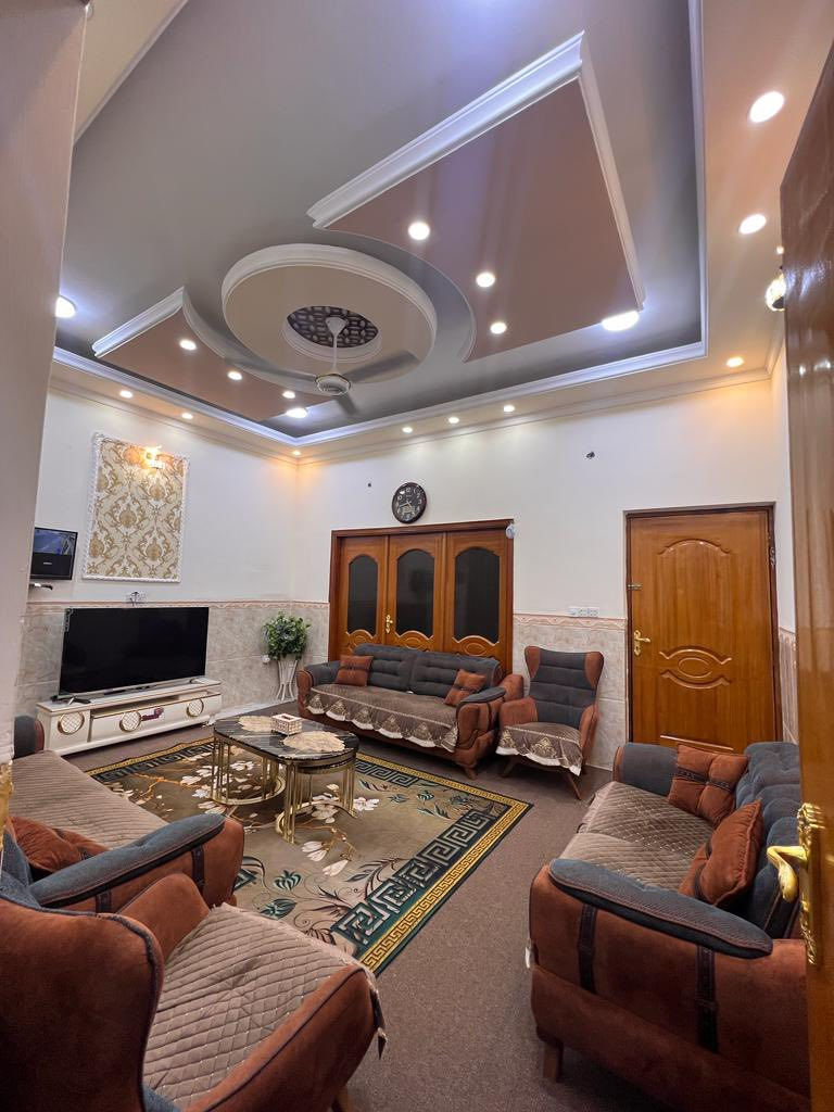 السلام عليكم 
✅بيت في ياسين خريبط
مساحته 200 متر
بناء 2022 حديث
موقعه بصف الركن بناء طابوق
يحتوي. على غرفتين نوم  وستقبال وهول ومطبخ وحمام طابق الارضي و الطابق الثاني سويت مكون من غرفتين وصاله وحمام و اسويت ثاني مكون من غرفه وصاله وحمام 
للاستفسار : ***********
.
.#عقار_للبيع
