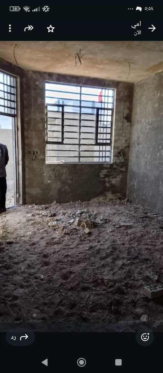 بيت 200مترشارع المعمل خلف اسواق حسين الرماحي المنطقه كلها تبليط وشوارع عرض 10امتار  بي غرفتين وصاله ومطبخ واستقبال وصحيات داخلية وخارجية سعره 55وبي مجال ***********
