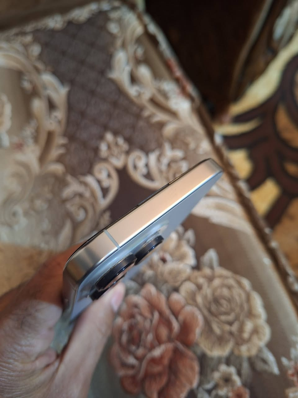 السلام عليكم من رخصة مدير الكروب 
للبيع ايفون 16برو ماكس ماستر شرق اوسط
ذاكرة 256 بطارية 91 نضافة 100%100
الجهاز مكفول كفاله عامة كامل 
الون تيتانيوم الجهاز زلغ مابي 
عنواني بغداد تقاطع النهروان 
السعر 1325 بي مجال قليل 
رقمي *********** واتساب خاص متواجد
