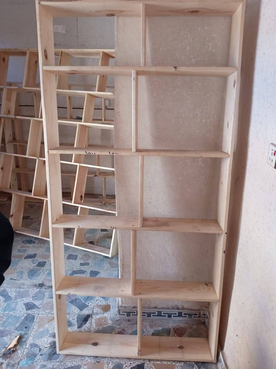 رفوف محل عدد ٧ كبير وصغير للبيع السعر ٢٥٠ وبيه مجال لاستفسار الاتصال على الرقم *********** مكانه الكوت الكريميه
