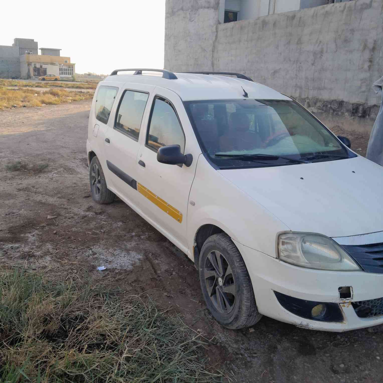 رينو فرنسي ٧راكب موديل٢٠١٠ رقمهة واسط أجرة السيارة باسمي 
لونهة ابيض مصفر سعر ٤٠ 
***********
