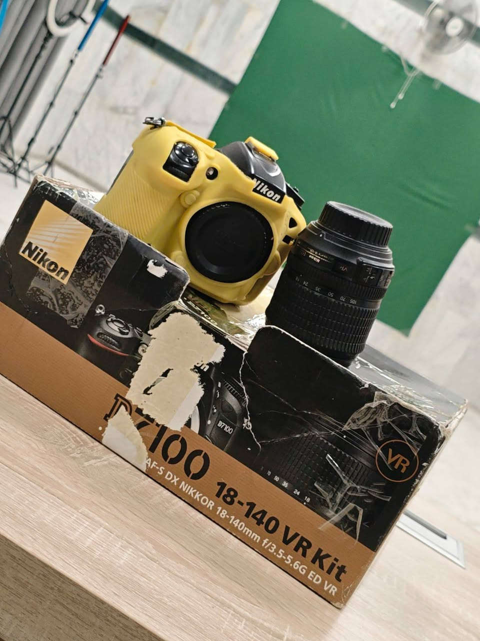 كامره نيكون 7100
ملحقاته 
بدي 
عدسه 18.105 الاصلية
شاحنه 
بطارية 
حزام كتف 
درع حماية 
كارتونه 
التوصيل مجاني 
للإستفسار والاتصال 
***********
