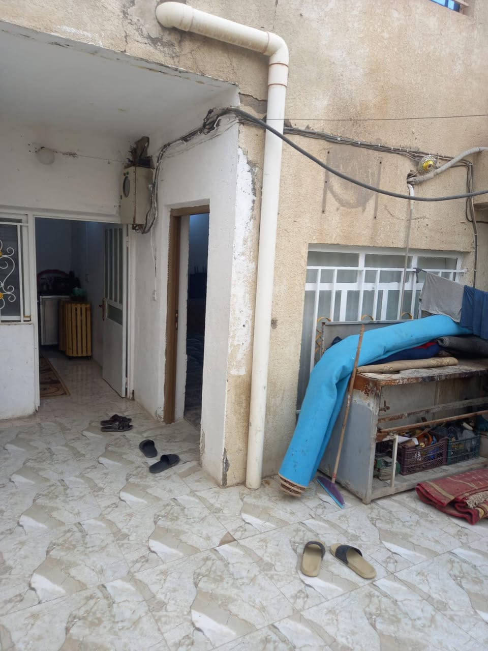 بيت للبيع حي الحسين نزلة جسر الناظم 150 متر طابق ونص السعر 70 وبي مجال الاستفسار ***********
