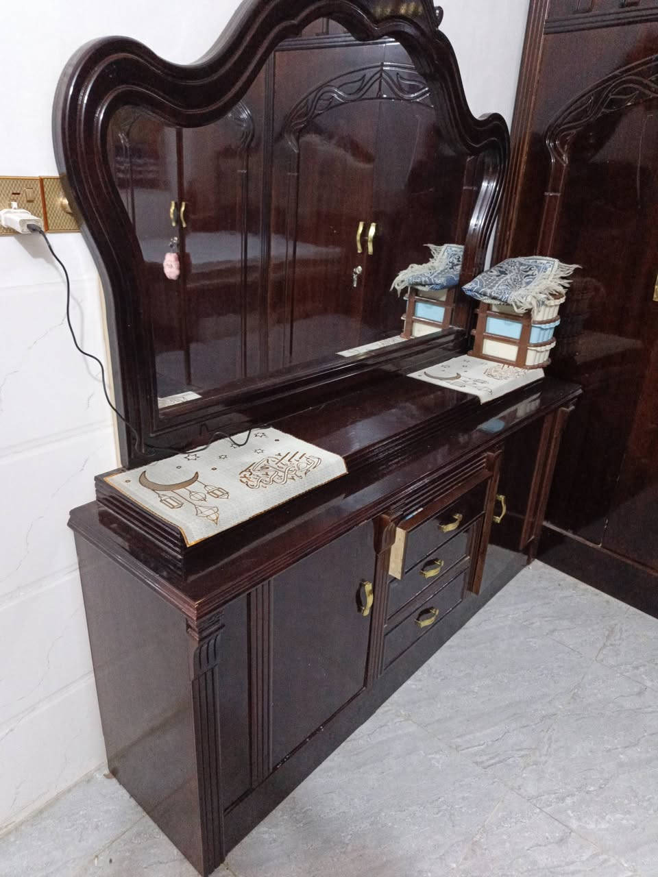 غرفه نوم للبيع ماصارلها هواي متروكه *********** السعر خاص
