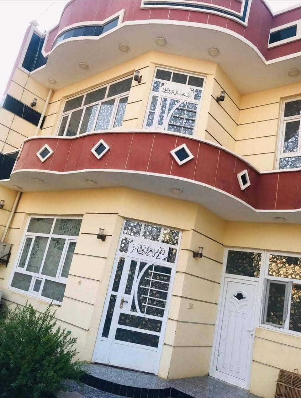 دار للبيع 110 مليون وبي مجال بسيط 
المساحة 250 متر 10*25
الطابق الارضي غرفتين نوم وصاله واستقبال ومطبخ حار وبارد وصحيات داخليه وخارجية
الطابق الثاني غرفتين نوم وصحيات 
المكان مقابيل السبتية شارع الركة ثاني فرع على اليسره للستفسار على الرقم ***********
