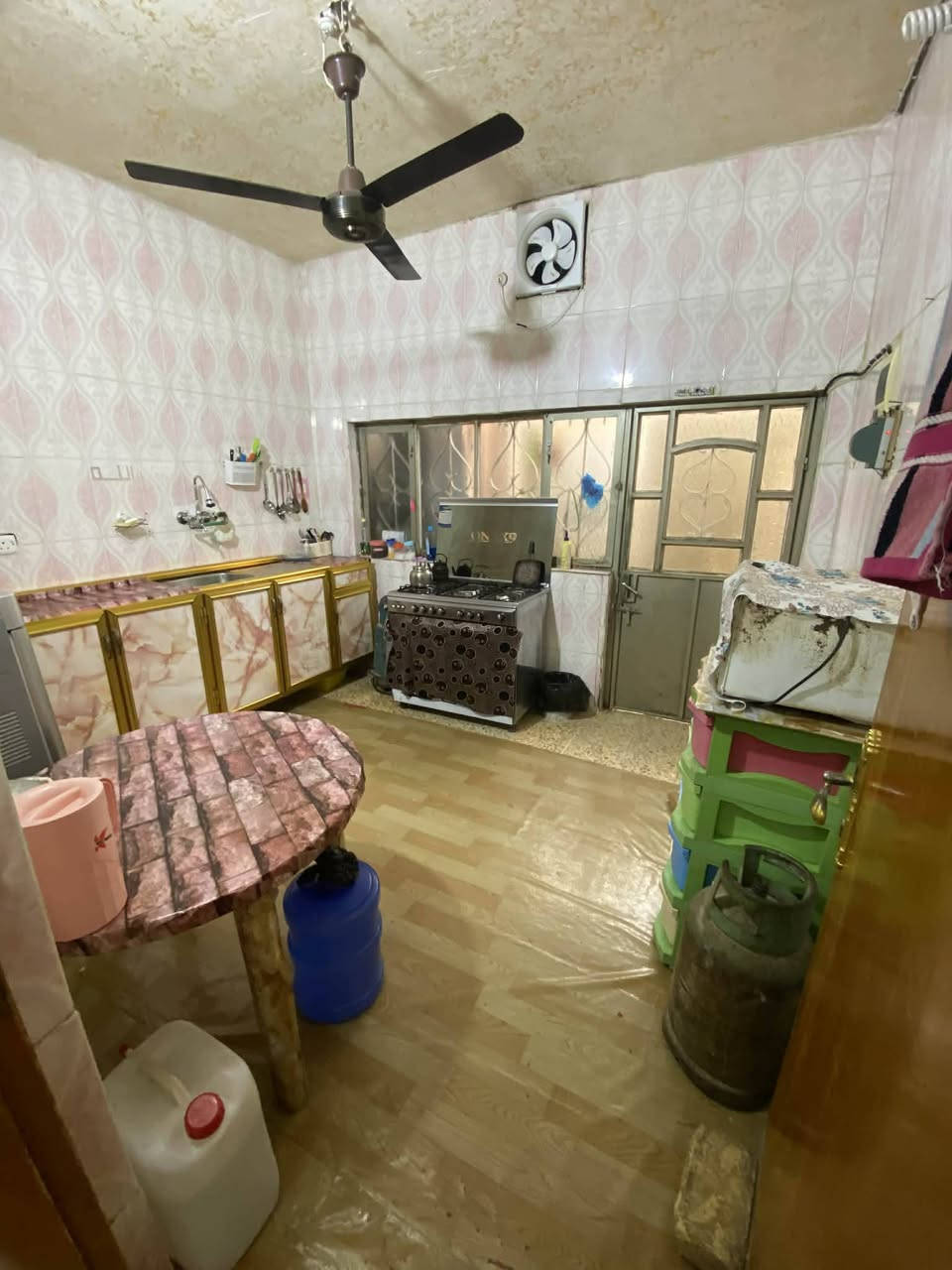 السلام عليكم بيت للبيع مقابل الملعب القديم مباشرتآ مساحة البيت 125 ،غرفتين كبار ٤x٥وصاله ومطبخ واستقبال وصحيات للاستفسار 
***********
