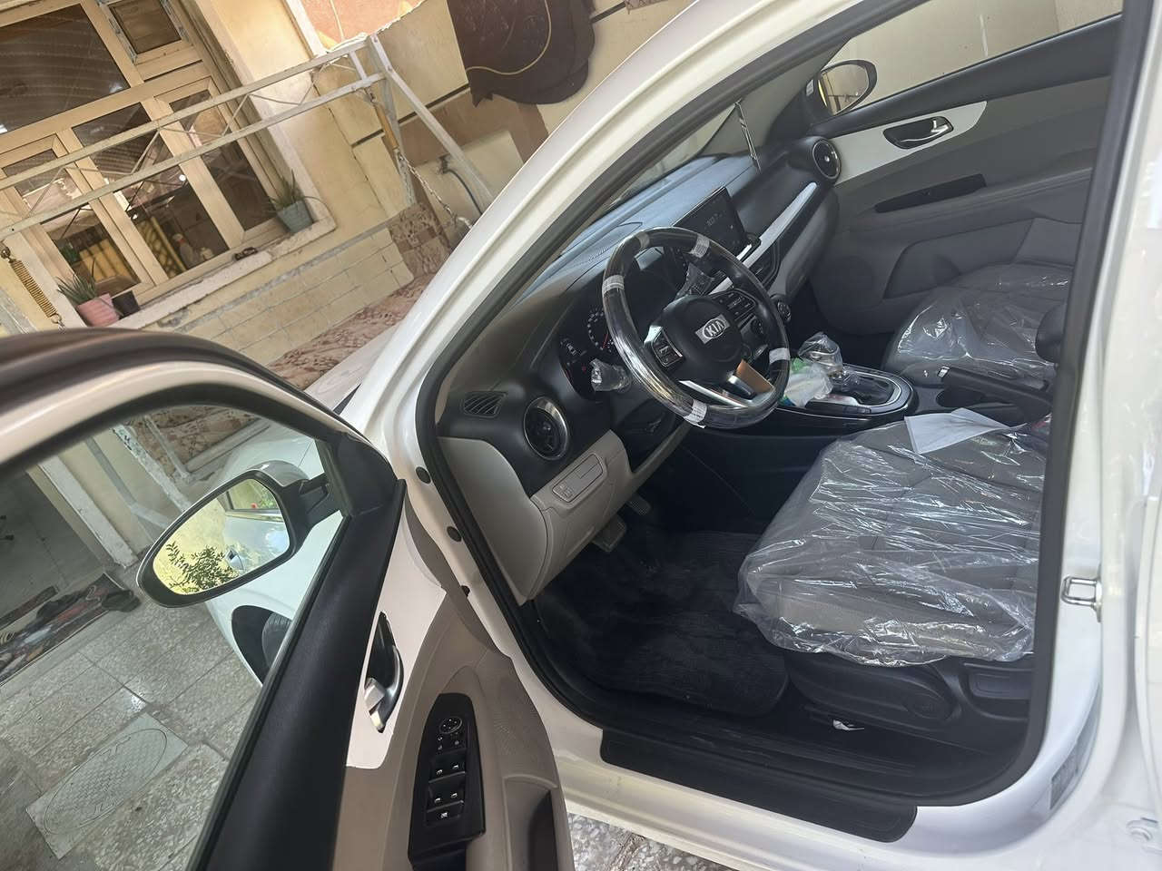 السلام عليكم للبيع كيا سيراتو خليجي فول بصمة وحساس ولد ويل كب موديل 2019 ماشية 47 سيارة جديدة مكينة 1600 رقم بغداد السعر 153 العنوان بغداد الكرخ 
رقم موبايل ***********
