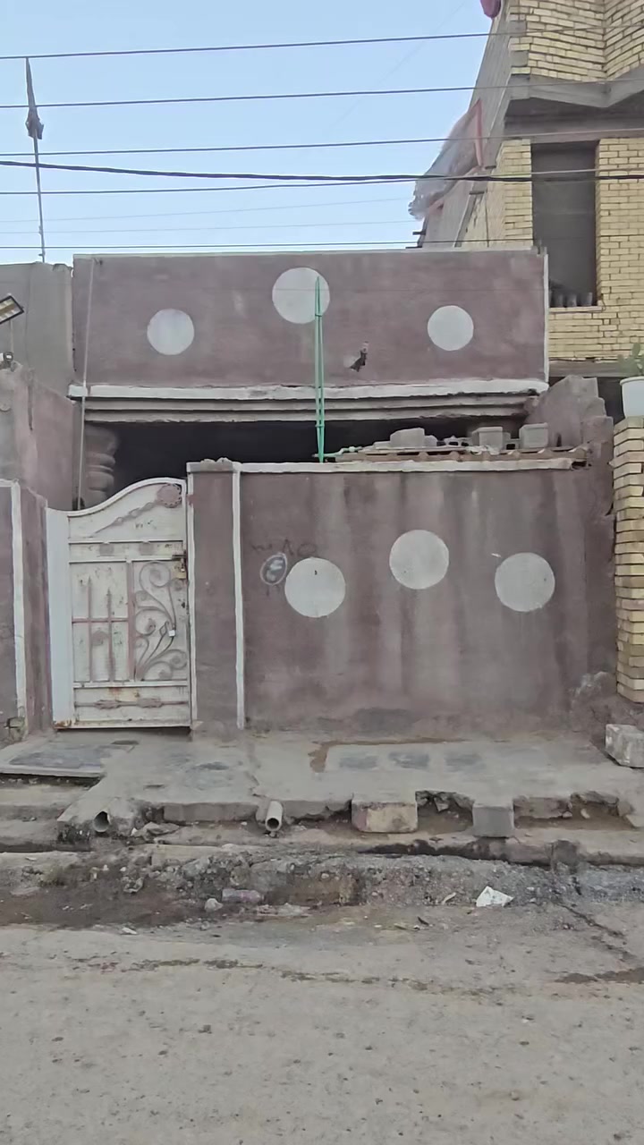 سلام عليكم
بيت 250 متر مقسوم مشتملين جاهزات واحد من المشتملات قاط ونص 
كاشي + سيراميك 
مع قطعه 125 المساحه الكليه 375 م
+ ماء مجاري تبليط 
العنوان خلف مطعم جواد 
الهـ ***********
***********
