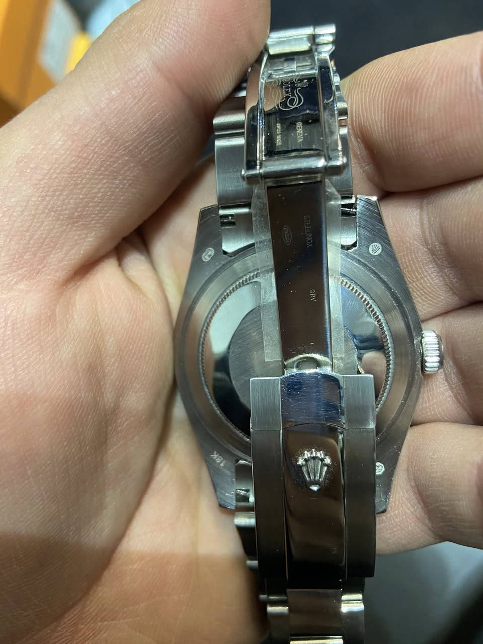 مرحبا اخوتي ساعه رولكس اويستر بربتشوال هاي قطعه شباب واضحه كدامك بمينا اصفر سوار من الفولاذ حيل جديد بعدهي ستيكر مالته ما شيول شباب للمعلومه مو بطاريات هاي ساعه شراي يخابرني ***********
