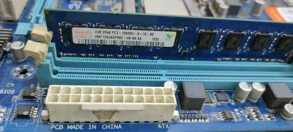 معالج i7 3770 مع لوحة مثل ما موضح ورام 2g  اللوحة بيها فقط منفذ USB شغال 
عنوان بغداد الشعلة اعتذر منا عندي توصيل  رقم الهاتف *********** ب30الف
