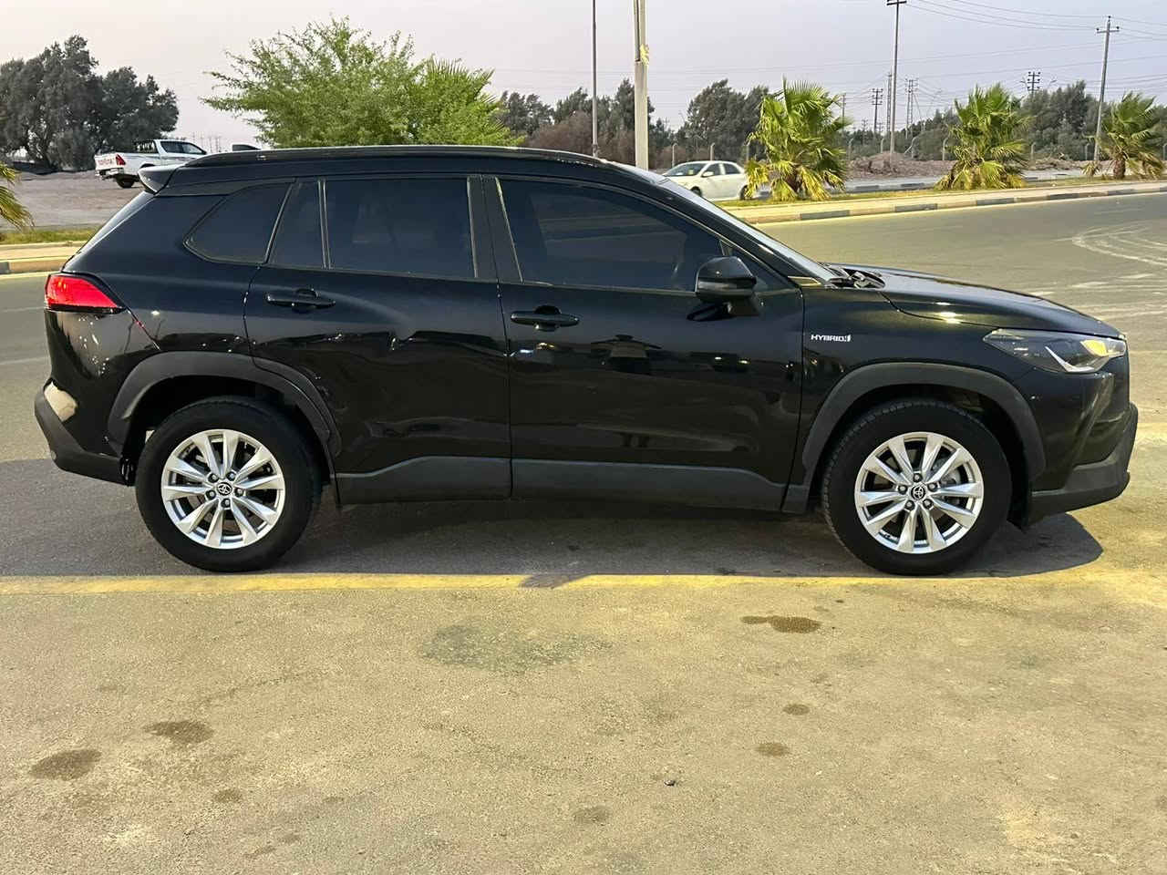 كورولا كروس هايبرد 2023 الاصلي خليجي الاصلي بيها صبغ قطعتين اثر حادث خفيف دحجات منفيس بأسمي
رقمها مجاني على الدولة يكلف 250 الف 
فول مواصفات 
فتحه بصمه 
حساسات
اشارات بالمري 
داخل ماروني 
ماشية 90 الف 
مكان السيارة بصرة
السعر 165 وبيها مجال وماكو هيج سعر بالسوك 
ارخص من سعر الصيني بيع مستعجل 
للاستفسار ***********
