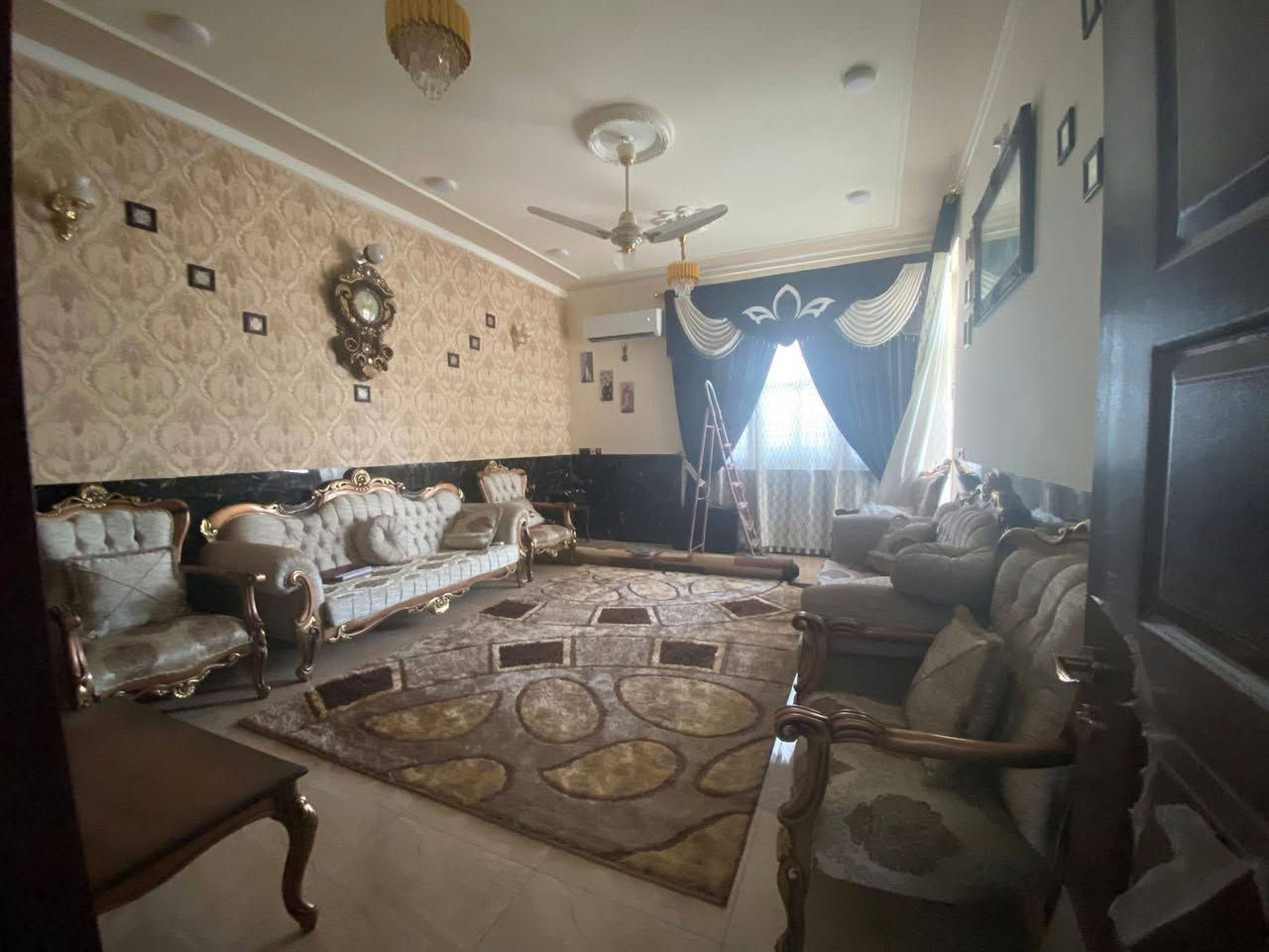 السعر 115 مليون قابل للتفاوض 
للبيع بيت فاخر في كربلاء، طويريج، الجمعية، خلف مدرسة المستقبل. البيت بمساحة 200م، طابو زراعي، سند 25، طابق واحد، ركن. البناء جديد، طابوق فول، بمواصفات عالية الجودة.  #كربلاء_طويريج_الجمعيه_مدرسة_المستقبل
للتواصل والاستفسار الاتصال وفي حال عدم الرد مراسله
 واتس 
***********
سيد امير
