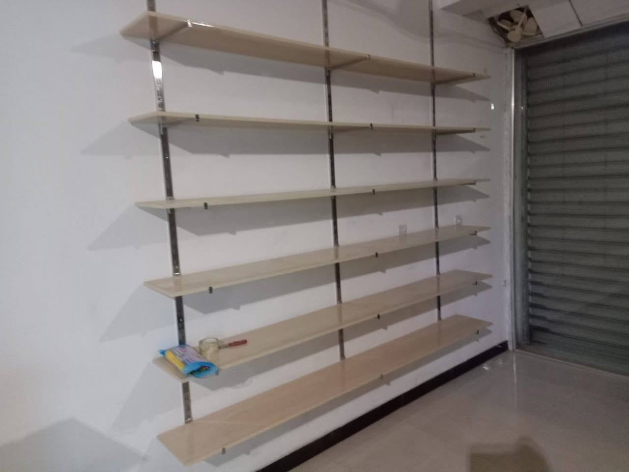 رفوف للبيع القياس 30*240 العدد 12 رف مع الحامل الخاص بيهن ستيل مقاوم للصدء الرفوف نظيفت جدا استخدام مكتبة السعر 110 الف بي مجال للتواصل ***********
