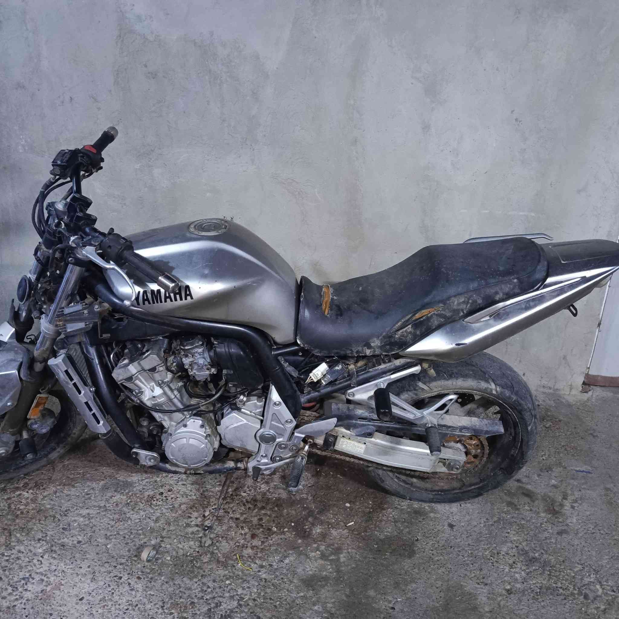 سلام عليكم دراجة FZ1 ياماها جانت بالحجز وهسة طلعته على وضعه للبيع  دراجة نضيفة  بس بيه خربطة بلكابريتر سعر 10وبيه مجال المكان بغداد الرقم ‏‪***********‬‏
