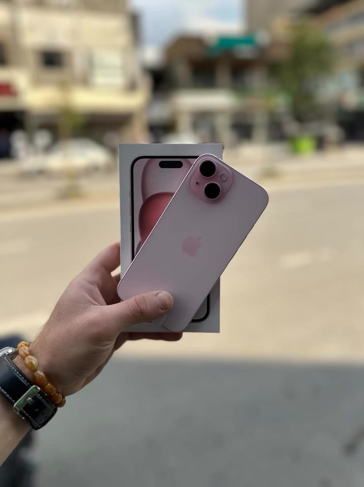 سلام عليگم🫡
شلون الصحة حبايب🤍

 ايفون 📱: 15عادي (عربي شرق اوسط ماستر)
بطارية 🔋: 89 عدد دورات الشحن (415)
ذاكرة 💿 : 128
رقم النموذج : M
اللون 🌸 : وردي
الحالة : مستعمل
الملحقات : كارتون اصلي📦 + كيبل الشحن
الضمان : تاخذة من باب محلي

الجهاز بلادي وين ميعجبك افحص

السعر : 700,000 الف وبي مجال🔥

العنوان 📍 : بغداد گرادة داخل مقابل علاء حداد
للتواصل اتصال+واتساب 📞 :
0772 206 2288
1_f_g_1 او مراسلة صفحة الانستا
🚚لايوجد توصيل🚚
