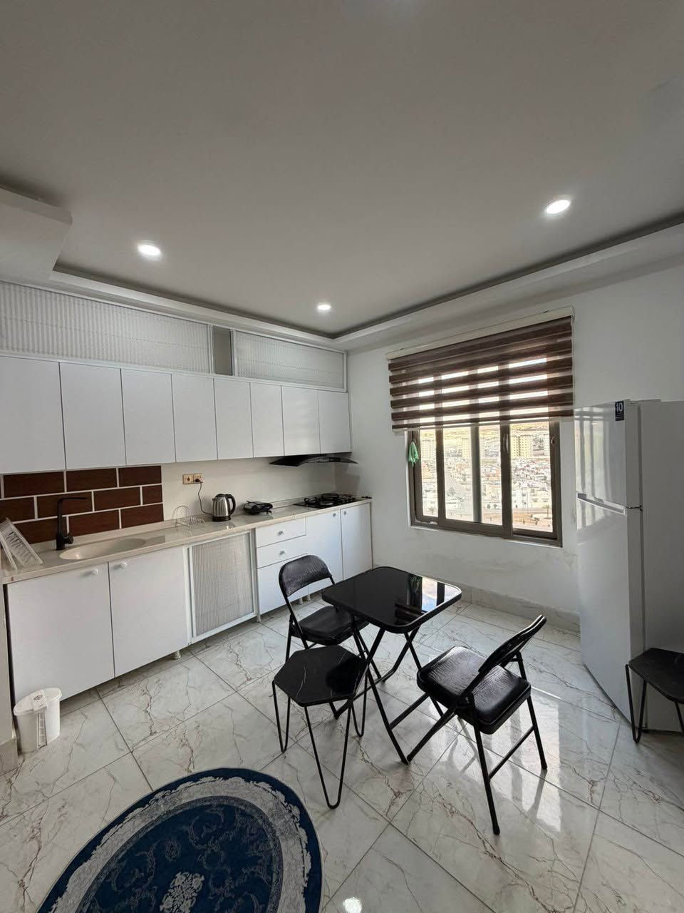 شقه للبيع بسعر مناسب 
مجمع باك لاند على طريق كويه 
خلف مدينة العاب ماجدي لاند
3غرف نوم 
160متر 
موثث كامل *********** اندريه أربيل, العراق
