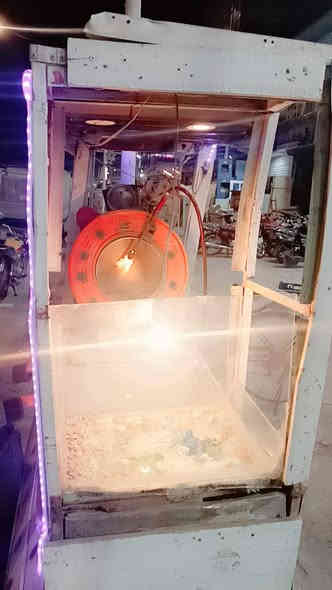 يالله سلام عليكم مكينه حب شغااله كلشي مابيه بس احتاجيت وواريد ابيعها  كلشي شغال بيها نشره والمكيمه وكلوباتها مكانها 17تموز كوفه رايدها 200وبيها مجال رقم هاتف ***********خابرني وتدلل
