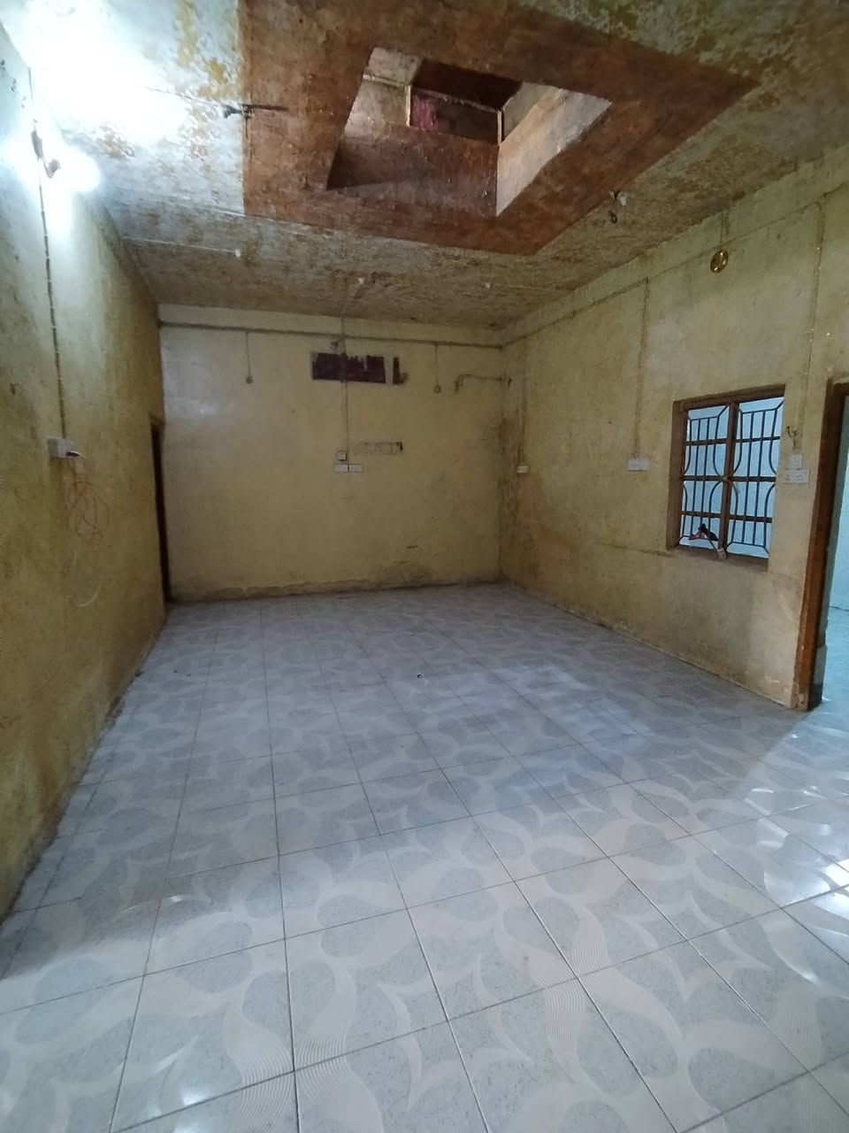 يوجد بيت لايجار نضيف جدن في طويريج داخل شارع بلدي قرب علوة المخضر مساحه 100 متر يتكون البيت  من صاله كبيره معه غرفه  واحده بل اسفل والثاني بل طابق الثاني  معه مطبخ   حمام داخلي صحيات خارجي  بيت نضيف جدن موضح بل صوره سعر لايجار صافي 250  الف للتواصل  ***********  او خاص
