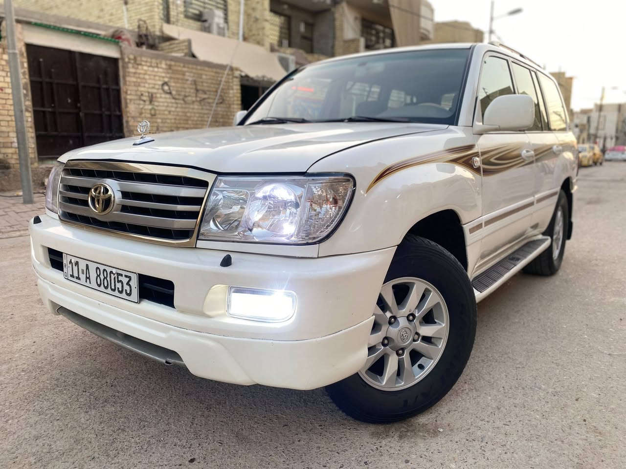 السلام عليكم للبيع أو المراوس اجدد وانضف لاندكروز 
تويوتا لاندكروز (VXR) موديل 1998 محدث 2007 مكينه 8 سلندر 4700 مكينه وكير جدد حداديتهه شرط اذا مو زيرو مو قبول تبريد 3 قطع ثلج ❄️ ثلاجه شغاله 7 راكب السياره بيهه صبغ 4 قطع والسونار مرفق بل منشور فورويل فتحه رقم بغداد الدولي شرط التحويل منضومه زنون كامله مري كهرباء دبل تانكي ماشيه 149 الف تخم تاير جديد داخلهه جديد السياره جديده بمعنى الكلمه واحله من الصور 
عنوان السياره بغداد قرب حي اور 
السعر خاص او واتساب وعيوني الك 
الاستفسار ***********سجاد
