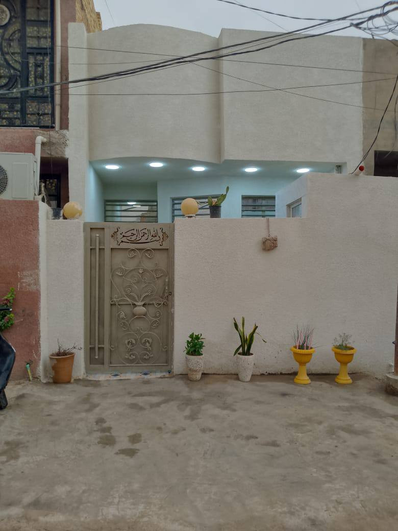 مشتمل 100م للبيع كوت حي الحكيم نزلة  علاء غريب يبعد عن الشارع 80م  
شارع ابو سحر الكهربائي  تفاصيل البيت  يحتوي على غرفه وصاله ومطبخ واستقبال السعر 45 وبي مجال 
***********
