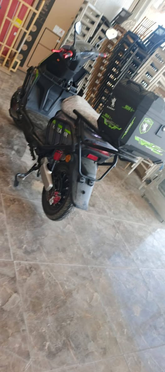 السلام  عليكم  ...
دراجة سكنس 
موديل2025 او 2026 
أشاير  لد 
لايتات  زنون   رماش وثابت 
 كشافات زنون 
 الحاجب  لد متغير 
حساسات 
درع حديد  
6 بطاريات 
تايرات  حجم  كبير  
صندوق  خل
الدراجة بصمة وسويج 
ماصار شهر من ماخذهه  
البطاريات عالفحص 
الدراجة  كاملة مكملة ومابيهه  اي نقص  
السعر  900  الف  وبيهه  مجال للشراي  
الشراي  بعيني اخلي


**إذا كنت صاحب هذا الإعلان وتريد حذفه لأي سبب، رجاءا أرسل رسالة إلى الدعم الفني**