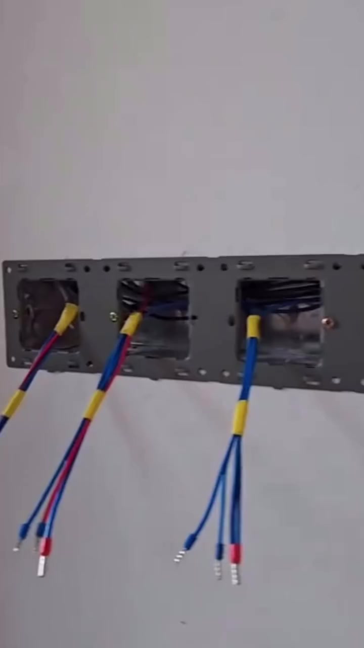 احد اعمالنا الكهربائيه مرحله التقفيل.  
مستعدون لعمل
 التأسيسات الكهربائيه بأنواعها 
بوري دفن .
..سيمنز ..
 نشر ..
 نزالات 
.تسليك
 .تشطيب 
..صيانه 
نشر منظومة كامرات مراقبه 
منظومة ستلايت 
ومنظومه ايرث 
للتواصل ‭0782 761 1473
