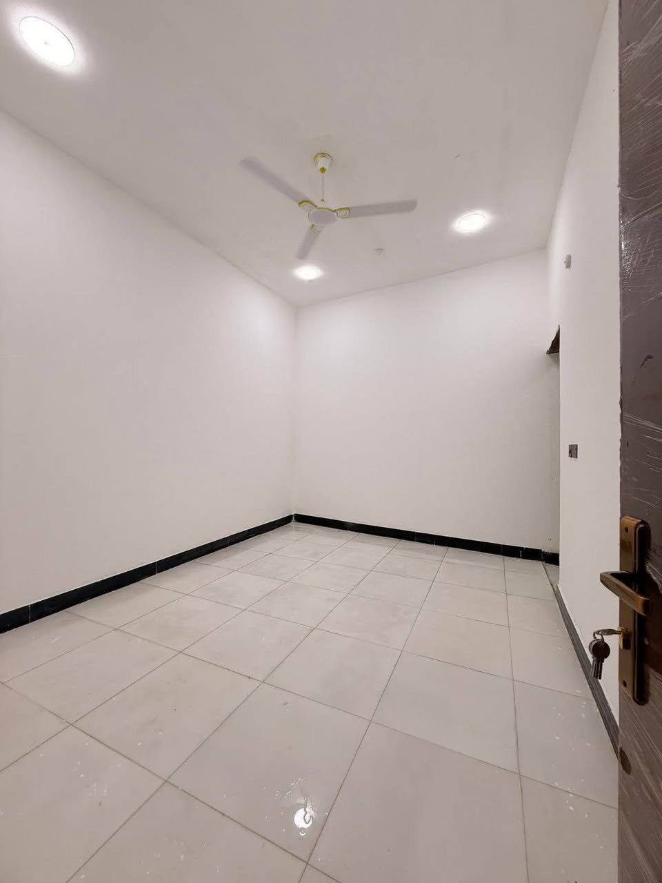 سلام عليكم وسعد الله أوقاتكم 👋⁉️

دار سكن للبيع ⛪️ بسعر بلاااش 

المساحه 130 متر  بناء حديث بعده بل جيس

يحتوي البيت على غرفتين نوم 
و ديوان 
و صاله 
و مطبخ 
و صحيات داخلي و خارجي و كراج سياره 
بيت كلش مرتب 

كافه الخدمات متوفره 

طابو صرف زراعي بأسم عراقي سند ٢٥ راعي لارض ساكن نفس المنطقه 

العنوان ببو الخصيب قرب المحكمه الجديده يبعد عن المحكمه مسافه قليله 
ثالث بيت عن تبليط 

سعر ٧٤مليون اوبي مجال لاستفسار *********** البصرة, العراق
