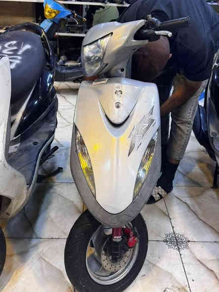 ماكس عدله 49 مامفتوحه الدراجه صارلهه نازله رمبه سبوعين تقريباً نضيفه كلش شوفت عينكم كڤرات ختم واحد وي المكينه وكلشي الدراجه تاخذهه ماتصرف عليهه دينار جاهزه وماملعوب بيهه ابد هاي دبلات بلاديه وي الدراجه ثنينهن الامامي والخلفي فول شلعه ومعدل شرط عل فحص الدراجه مطلوب ييهه مليون و150 وبيهه مجال بسيط مكان الدراجه الديوانيه العروبه
***********
