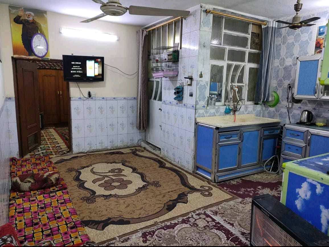 السلام عليكم بيت 100متر طابق ونص يحتوي في الطابق الثاني غرفه وحمام وتواليت والطابق الارضي استقبال وغرفه اخيره وحولي ومطبخ حراري وبارد العنوان الحسينيه بدايه مسقط قرب مجمع مسقط الطبي السعر 55 مليون.رقم ثاني ***********