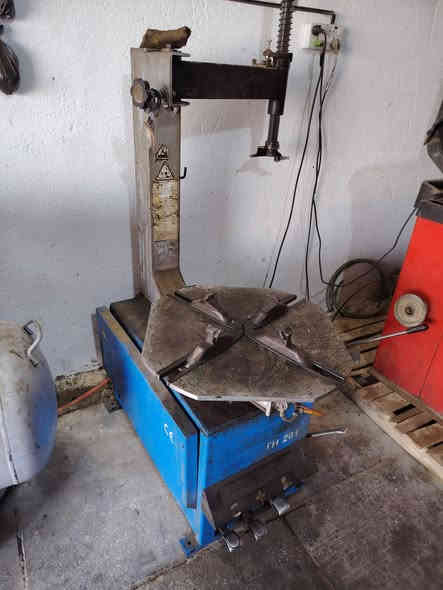 سلام عليكم شباب غراض محل كامل للبيع 
تاروسات عدد2+خالعه+بلنص+جكات 2+برميل دهن فل+بطل 350لتر حتياط/المكان ديوانيه قضاء الدغاره  السعر 3و250وبي مجال للاتصال ***********
