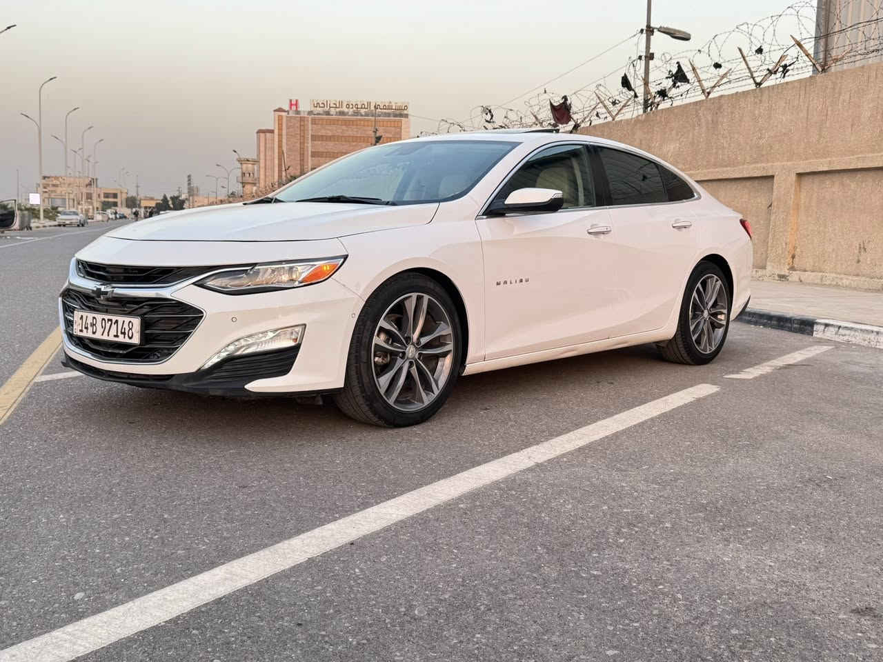 ماليبو بريمير 2022  #PREMIER 2.0T 
🔥🔥🦾🦾🔥🔥
محرك 2000 توربو 🚀🚀 
4 سلندر سياره كلش قويه 
ناقل حركة أوتوماتيكي 9 سرعات. 
ماشيه 92 الف كيلو 
نظام دفع أمامي
مقاعد جلدية كهربائي للسائق والراكب
وخزن ميموري 1.2.3
فتحة سقف كهربائية بانورامية 
نظام صوتBoss
تبريد وتدفئة جميع المقاعد حتى الخلفي 
تدفئة ستيرن
كاميرا خلفية
نظام دخول وتشغيل عن بعد. 
مري قلاب
مراقبة ضغط الإطارات
وسائد هوائية متعددة.
رادار امامي و جانبي
حساسات خلفيه اماميه 
اوتو ستوب 
اوتو بارك 
 البريمير معروف بل مواصفات 
حادثهاا موضح بالصور تبديل بنيد وجاملغ وبيهاا طختين بالدوسه صفحة السايق 
كير مفتوح 
والباقي كفاله رقم بصرة معوقين 
السعر 165 وبيهاا مجال للأستفسار واتساب او اتصال 
***********
